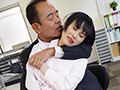 上司との不倫を断り切れない女子社員の淫靡な躰