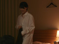 お泊り明け、彼氏の部屋で彼氏の服を着て過ごす彼女
