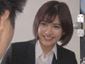 仕事に夢中で突然見せつけられた無防備なパンチラ誘惑