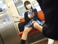 対面彼女 電車内で清楚なJKのパンチラ三角地帯を鑑賞