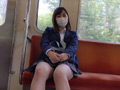 撮影バレ！電車パンチラで誘ってくるJK