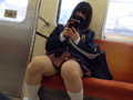 （撮影バレ）電車内でエロいパンティ見せつけるJK