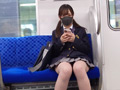 ○撮に気づいてもパンティを隠さないJK 電車対面