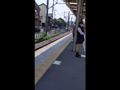 【電車対面】見せつけながらアソコをさわる彼女！！