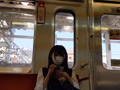 【電車対面】見せつけながらアソコをさわる彼女！！