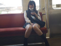 【電車対面】見せつけながらアソコをさわる彼女！！