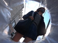 パンツの中に手を入れながらジーッと見つめてくる少女
