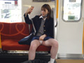 パンツの中に手を入れながらジーッと見つめてくる少女