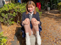 パンツの中に手を入れながらジーッと見つめてくる少女