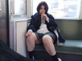 電車で対面したJKがパンティ見せ付けてくる