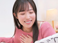 ラップ1枚隔てて男友達チ○ポに素股体験 栄川乃亜