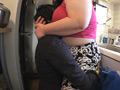 爆乳熟女の台所痴情