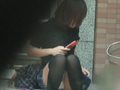 ニーハイソックス女の太もも強調パンチラ2