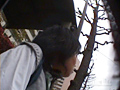 下から見上げた女子○生の太もも＆パンティー1