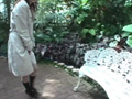 視線を気にしながらの羞恥プレイに発情する人妻たち