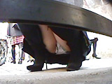 街角しゃがみパンチラ娘2
