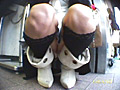 街角しゃがみパンチラ娘2