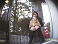 街角しゃがみパンチラ娘2