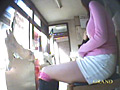 街角しゃがみパンチラ娘2