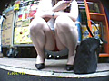 街角しゃがみパンチラ娘