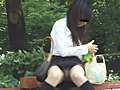 ランチを食べているOL美女のパンチラを隠し撮り