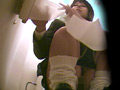 洋式便座の上でウンコ座りして用を足す女子○生達2