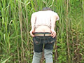 野ション中の女に突撃して尻を触れ！！