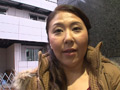 突然のアナル挿入に悲鳴を上げつつも目覚めてしまう人妻