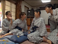 混浴温泉の人妻たちに勃起チ●ポを見せつけたら好感触