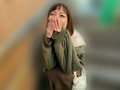白戸はつみちゃんとリモバイ散歩！街中で絶頂恥○プレイ