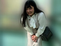 リモバイ散歩！街中で4人の女と絶頂恥●プレイ！ VOL.7 サンプル画像1