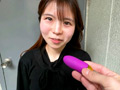 筒井優花ちゃんとリモバイ散歩！街中で絶頂恥○プレイ！ サンプル画像1