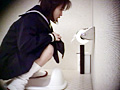 侵入女子校卒業式女子便所1