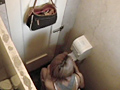 卑劣○罪！女便所淫撮された女達04