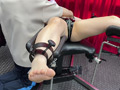 激よわ美女のみいなを特殊拘束台に拘束してくすぐり責め