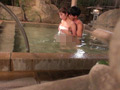 人気の混浴温泉宿で素人カップルをだましてNTRセックス