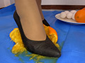 CAみわちゃんの黒のパンプス、ストッキングでクラッシュ
