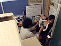 昼休みに万引きを○したタイトスカートのOLに○迫折○
