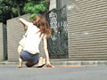 突然背後から指かんちょうして逃げる。