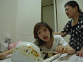 母が娘に○制トイレ掃除
