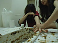 母が娘に○制トイレ掃除