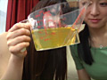 しょんべん飲み合い熟娘