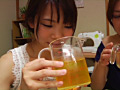 しょんべん飲み合い熟娘