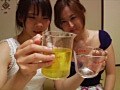 しょんべん飲み合い熟娘