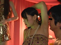 マネキンになった美女にいたずら