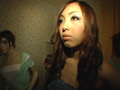 マネキンになった美女にいたずら