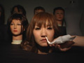 マネキンになった美女にいたずら