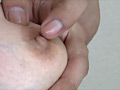 かあさんの老いた乳首を引っ張る