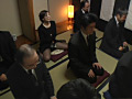 葬式中にこっそりオナニー＆おもらしする女