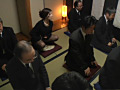 葬式中にこっそりオナニー＆おもらしする女